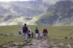 turyści na szlaku w górach