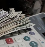 pieniądze i kalkulator